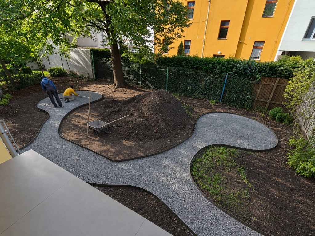 Obrubníky a tvarování cest při stavbě zahrady