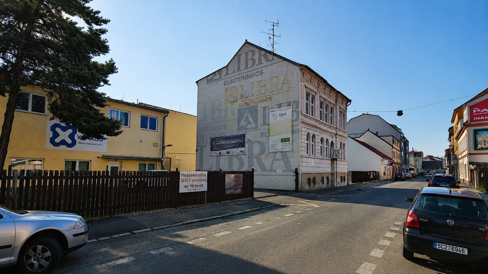 Arrival from the street